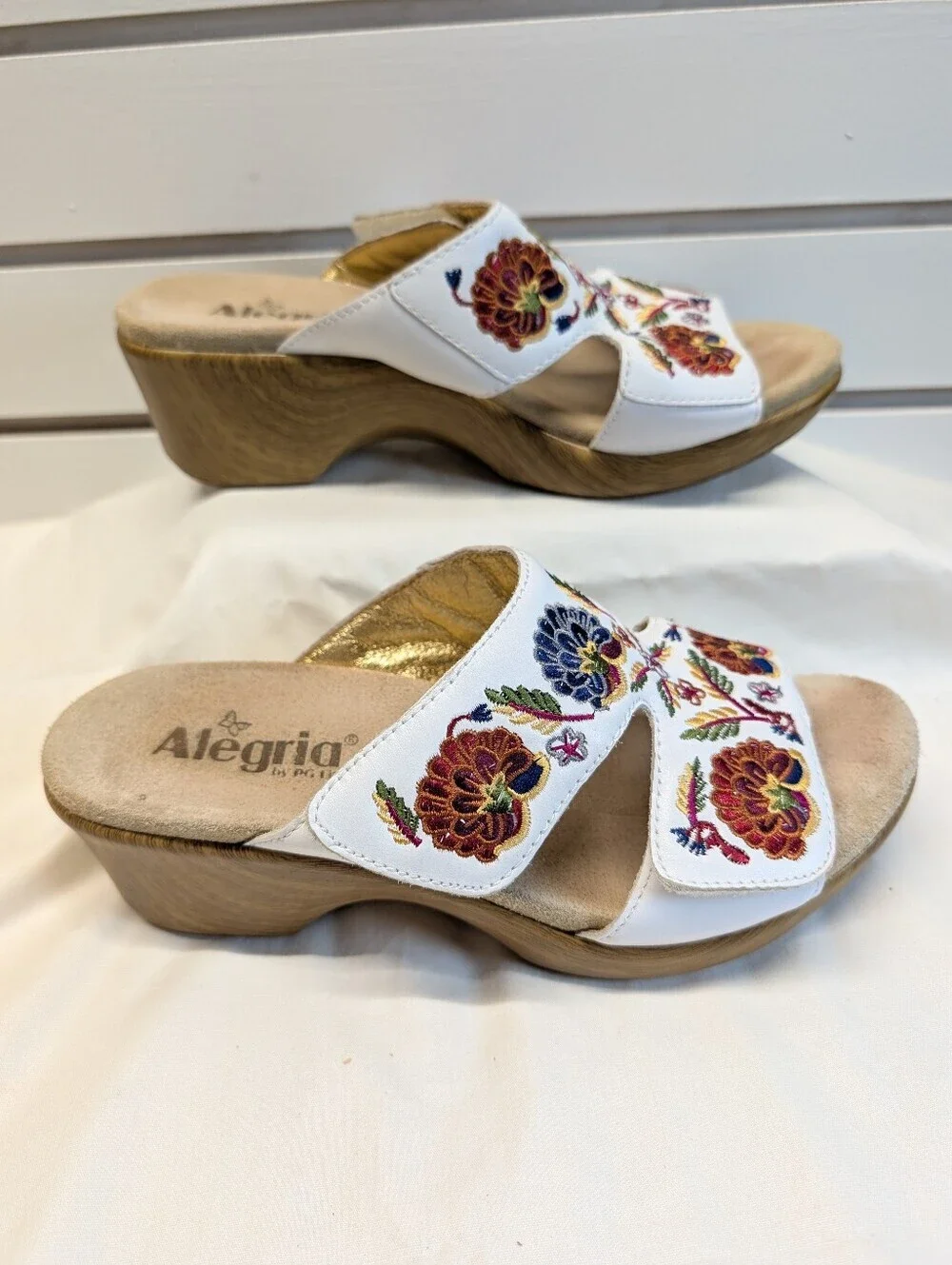 Alegria Linn-600N White Leather & Floral Embroidered Comfort Wedge Sz 39 = 8/8.5